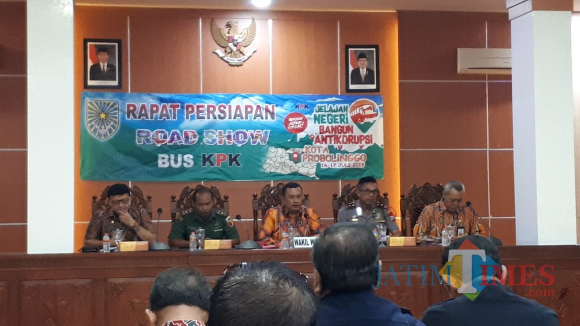 Rapat Persiapan road show bus KPK dipimpin wakil Wali Kota Probolinggop (Agus Salam/Jatim TIMES)