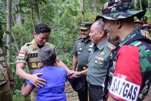 Rombongan TMMD sapa masyarakat saat tinjau lokasi
