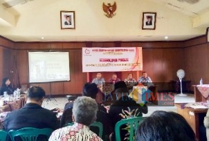 Stakeholder KPH Banyuwangi Barat saat menyampaikan presentasinya di hadapan audiens