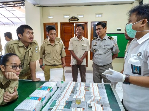 Para pegawai ATR / BPN Kabupaten Tulungagung saat lakukan test urin oleh BNN (Foto : Anang Basso / TulungagungTIMES)