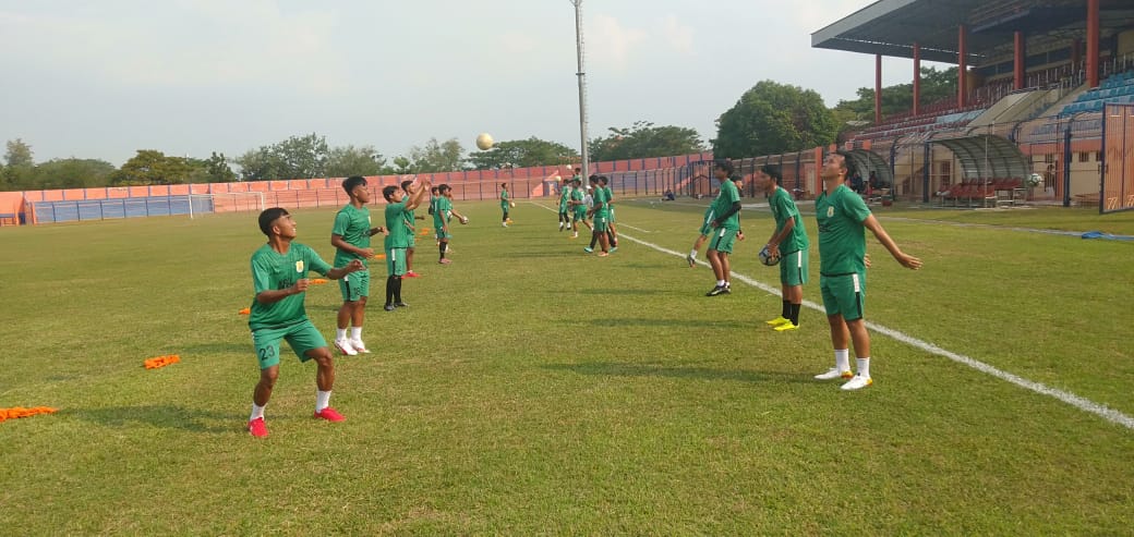 Tim sepak bola Kota Malang saat melakukan pemanasan sebelum pertandingan penyisihan (Humas KONI Kota Malang)