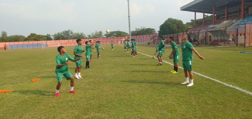Tim sepak bola Kota Malang saat melakukan pemanasan sebelum pertandingan penyisihan (Humas KONI Kota Malang)
