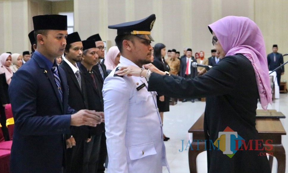 Wali Kota Batu Dewanti Rumpoko saat menyematkan pin jabatan kepada ASN di Graha Pancasila Balai Kota Among Tani, Kamis (11/7/2018). (Foto: Irsya Richa/MalangTIMES)