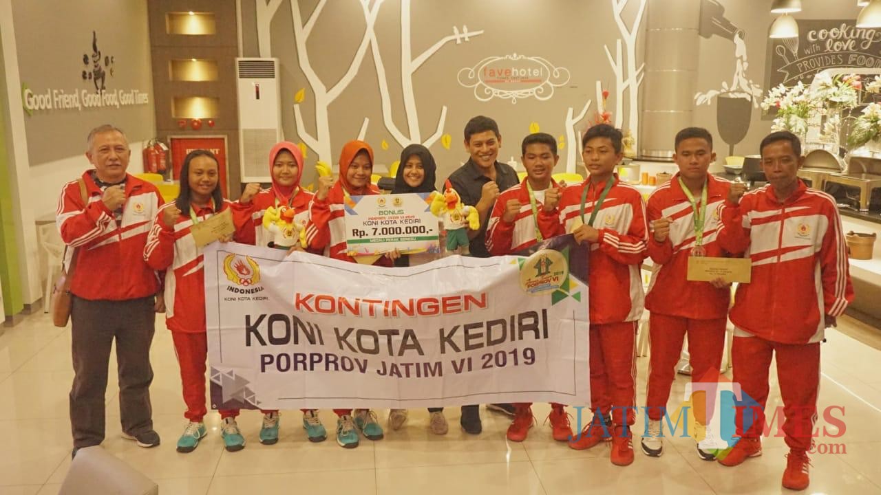 Walikota Kediri Abdullah Abu Bakar usai memberikan hadiah secara simbolis kepada para atlet. (eko Arif s /JatimTimes)