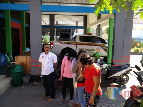 4 PSK saat dibawa ke Kantor Satpol PP (Foto: Sony Haryono / SitubondoTIMES)