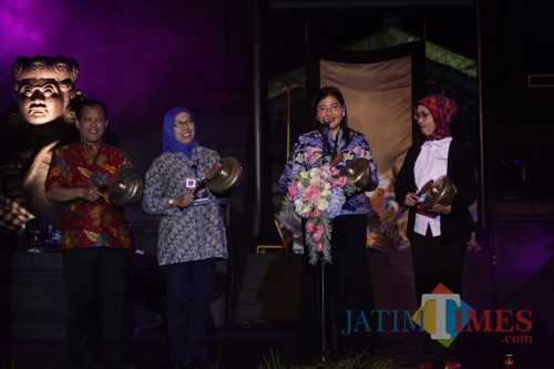 Kepala Disbudpar Kota Malang Ida Ayu Made Wahyuni saat membuka Festival Panji Nusantara 2019. (Foto: Yogi Iqbal/MalangTIMES)