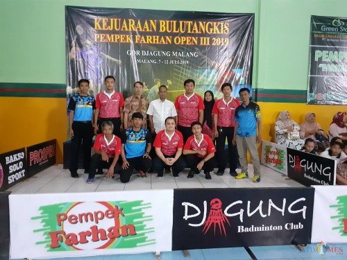Anton Gunawan, pemilik pempek farhan (baju putih) dan panitia pertandingan bulutangkis pempek farhan cup III 2019 (Arifina Cahyanti Firdausi/MalangTIMES)