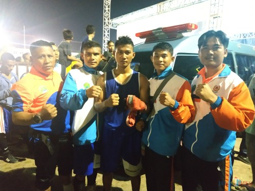 Atlet Tinju Kota Malang bersama pelatih sesaat setelah diumumkan mendapatkan tiga emas dalam ajang Porprov VI 2019 (Hendra Saputra)