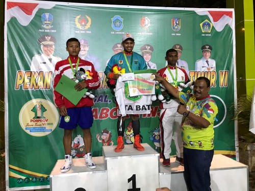 Atlet tinju Kota Batu Risky Satriya Sukma Putra Ngabalin saat berada di atas podium.