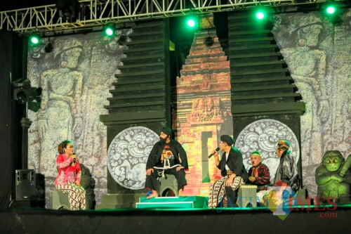 Bupati Blitar Rijanto (berjenggot) tampil memukau saat main Ludruk Blitaran.(Foto : Malik Naharul/BlitarTIMES)