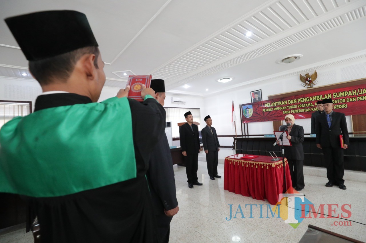 Bupati Kediri Hj Haryanti Sutrisno saat melantik 15 pejabat di Kantor Kabupaten Kediri Eko Arif S /JatimTIMES)