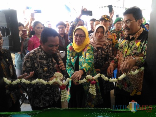 Bupati Lumajang H. Thoriqul Haq ketika meresmikan Graha Batik New Lataza (Foto : Moch. R. Abdul Fatah / Jatim TIMES)