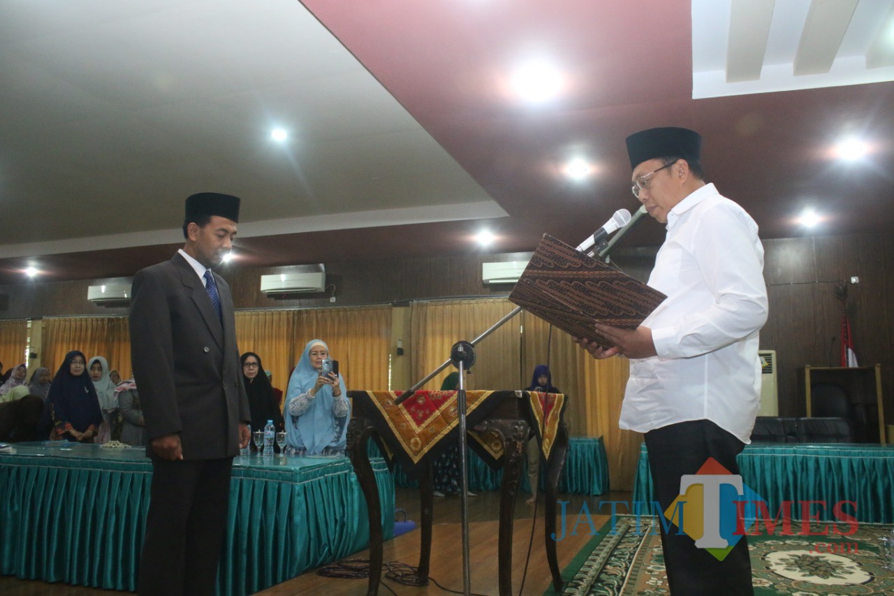 Bupati Situbondo (baju putih) saat melantik Direktur Prusda Pasir Putih (Foto: istimewa / SitubondoTIMES)