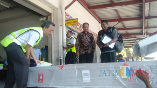 Camat Sumberbaru Dedy Winarno saat menjemput Jenazah TKI Jember di Bandara Juanda (foto : istimewa / Jatim TIMES)