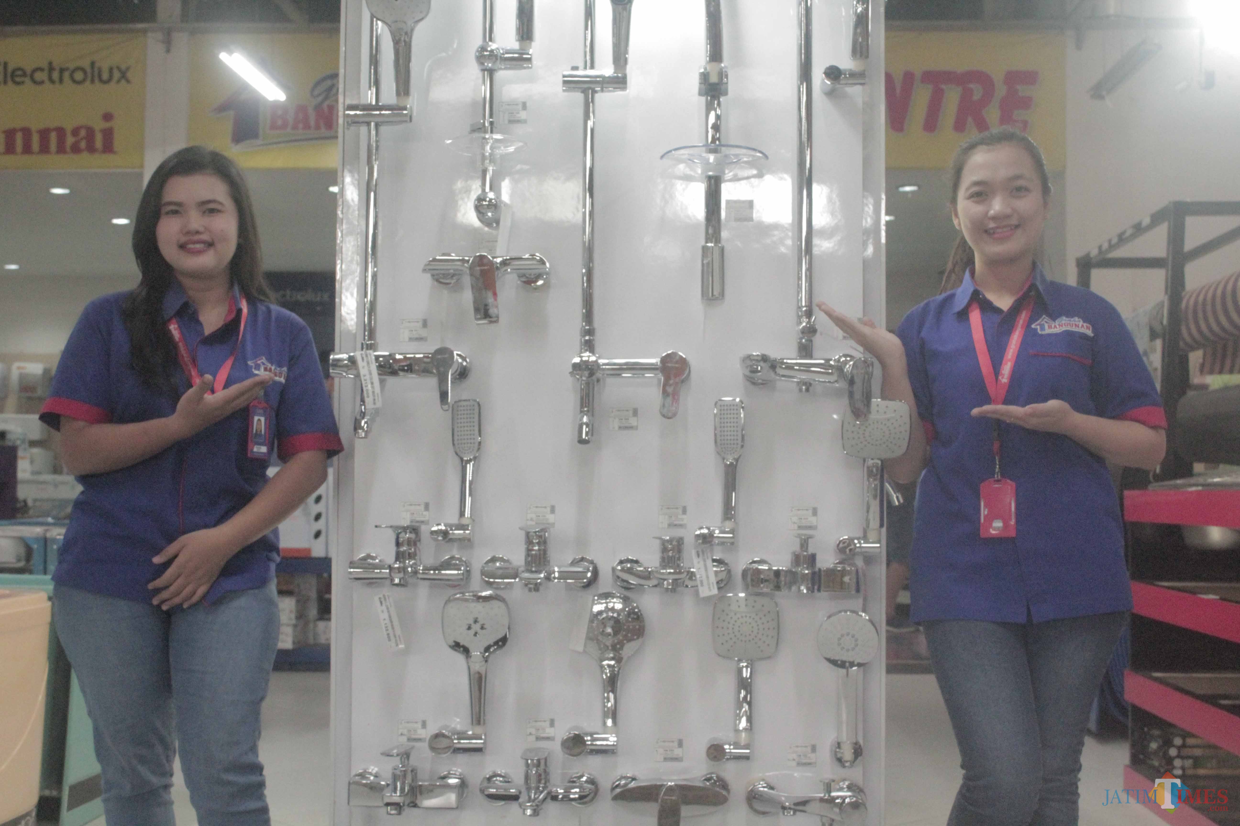 Karyawan Graha Bangunan menunjukkan produk sanitary dari Hemmen.(Foto : Aunur Rofiq/BlitarTIMES)