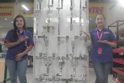 Karyawan Graha Bangunan menunjukkan produk sanitary dari Hemmen.(Foto : Aunur Rofiq/BlitarTIMES)