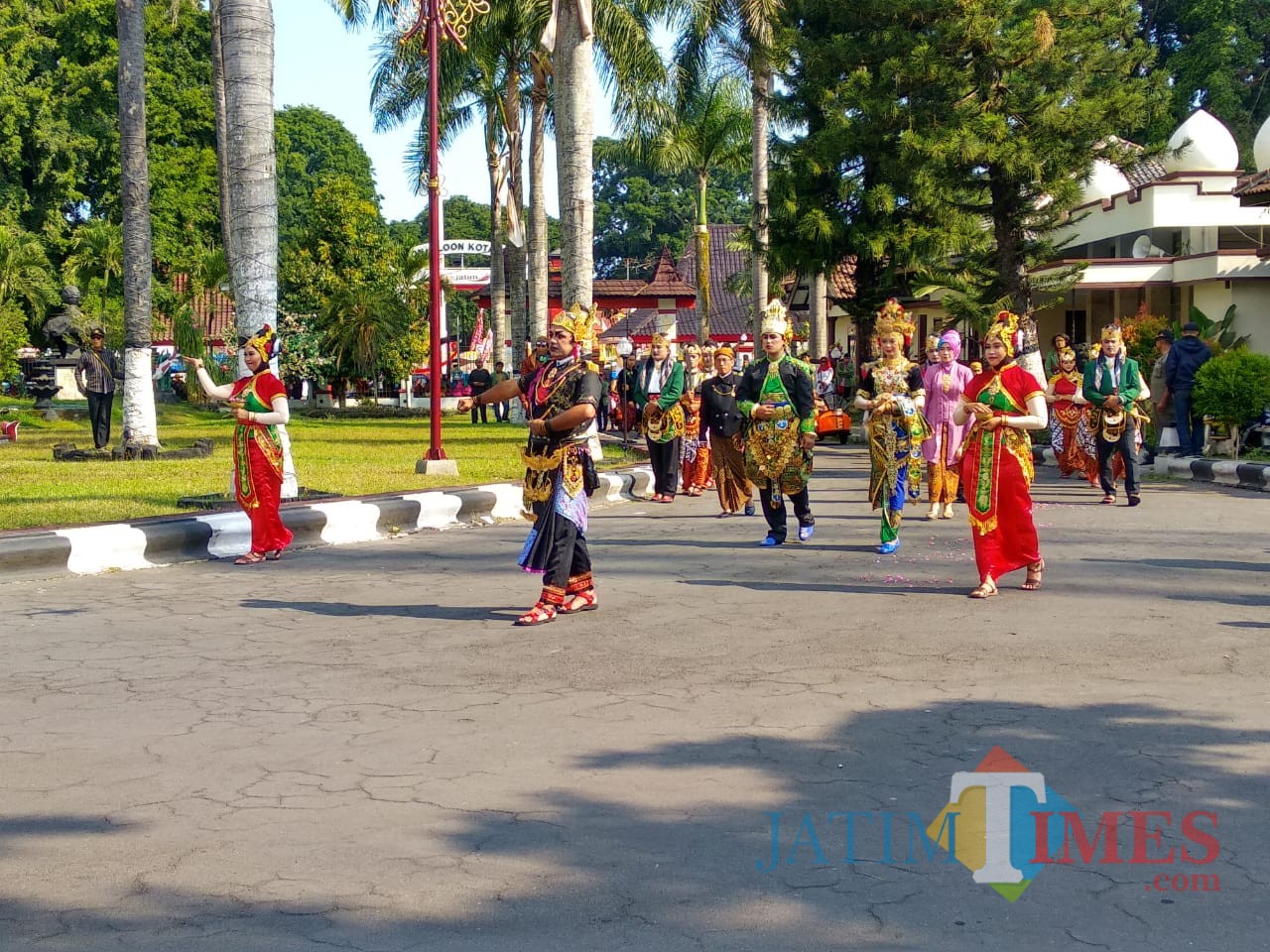 Kirab Hambangun Praja dengan tema ‘Kiblat Papat Limo Pancer’.(Foto : Malik Naharul/BlitarTIMES)