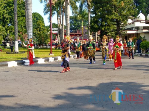 Kirab Hambangun Praja dengan tema ‘Kiblat Papat Limo Pancer’.(Foto : Malik Naharul/BlitarTIMES)