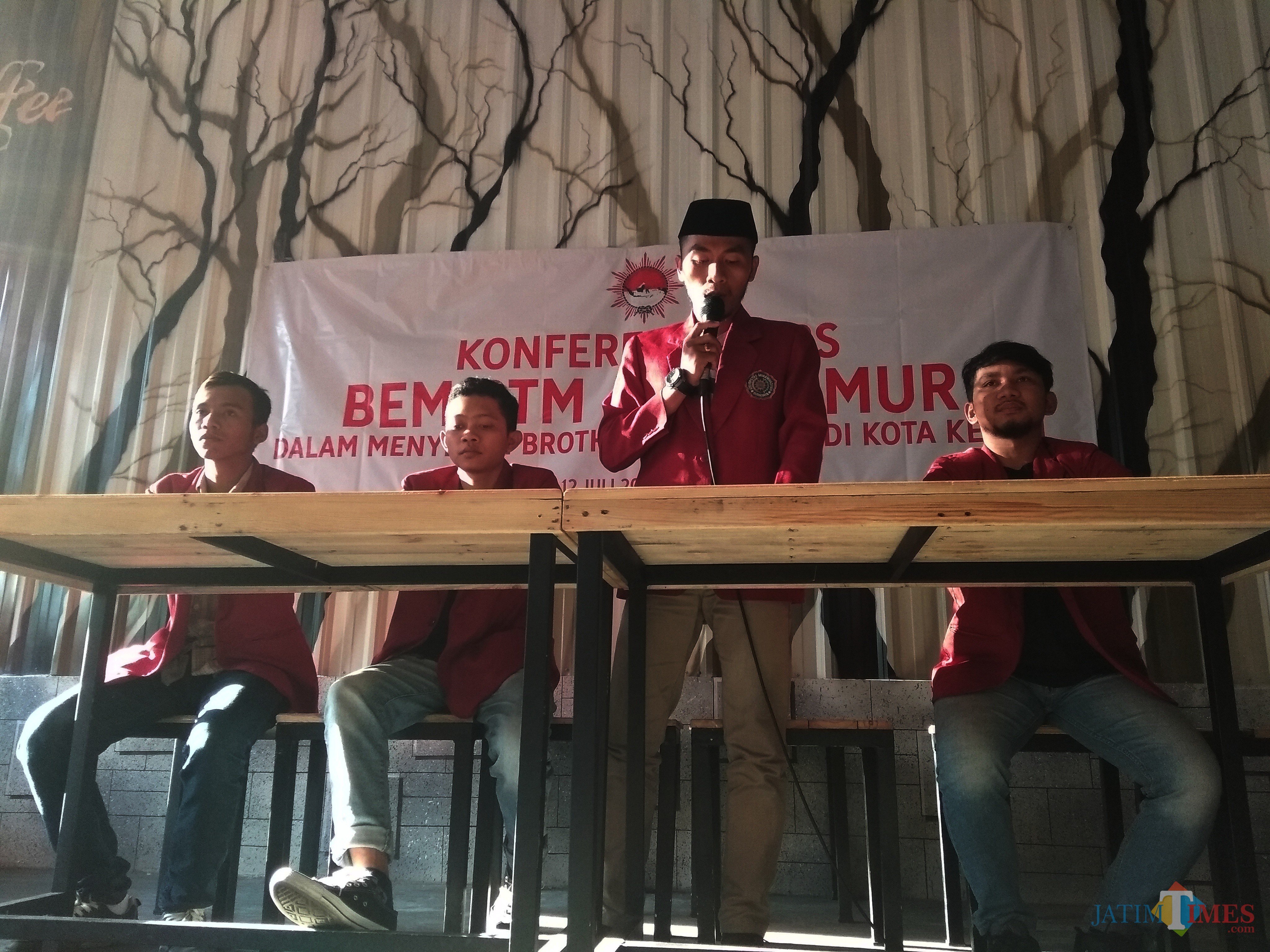 Koordinator Mahasiswa Abdur saat menggelar press rilis. (eko Arif s /JatimTimes)