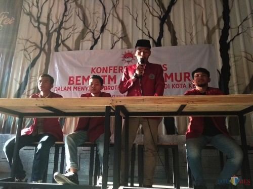 Koordinator Mahasiswa Abdur saat menggelar press rilis. (eko Arif s /JatimTimes)