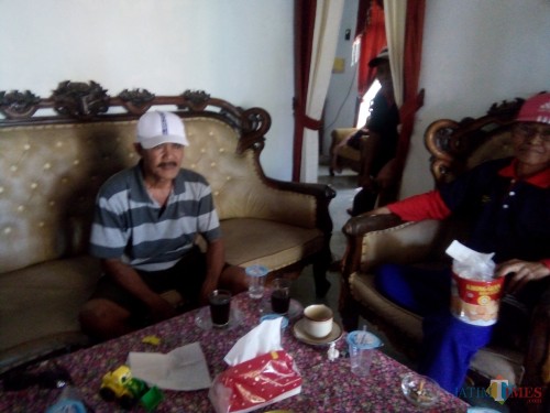 Mulyono mantan Kades Sumberpinang saat dikonfirmasi wartawan (foto : Moh. Ali Makrus / JatimTIMES)