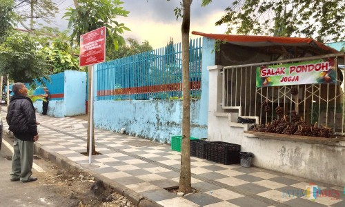 PKL yang masih berjualan di area zona merah jalan Panglima Sudriman. (Foto: Irsya Richa/MalangTIMES)