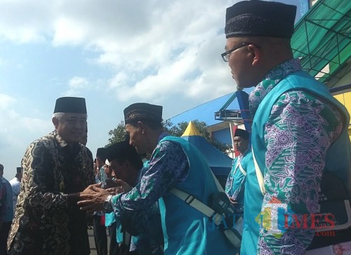 PLT Bupati Malang Sanusi saat menyalami para CJH Kabupaten Malang (Nana)