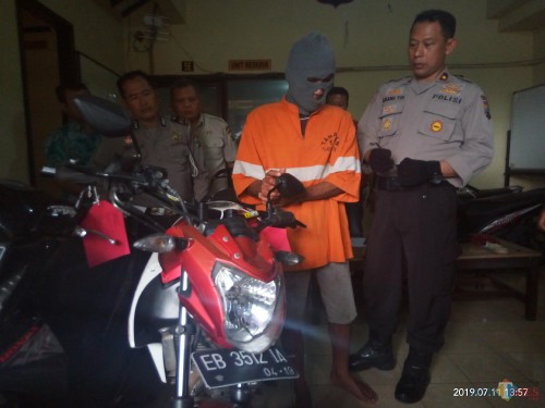 Pelaku yang sebelumnya dibekuk petugas di kawasan Jalan IR Rais saat beraksi (Anggara Sudiongko/MalangTimes)
