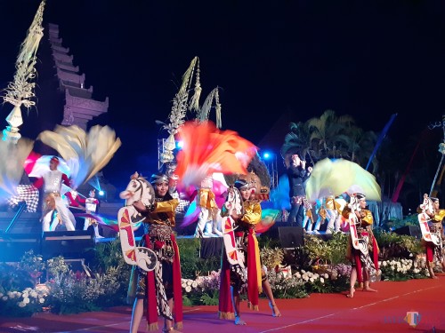 Pertunjukan Warna - Warni Khatulistiwa menjadi pembuka malam puncak Festival Panji Nusantara 2019 di Kota Malang (Arifina Cahyanti Firdausi/MalangTIMES)