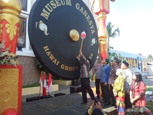 Suasana saat pemukulan gong, sebagai tanda diresmikannya museum oleh Plt Bupati Malang, Sanusi (Anggara Sudiongko/MalangTimes)