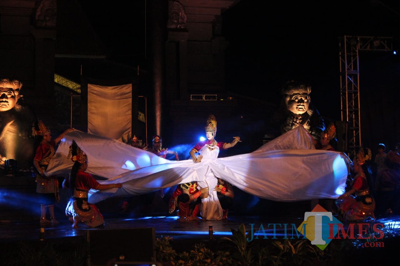 Tari Sekar Mancali yang dibawakan dalam Festival Panji Nusantara 2019 di Taman Krida Budaya Jawa Timur, Kota Malang. (Foto: Yogi Iqbal/MalangTIMES)
