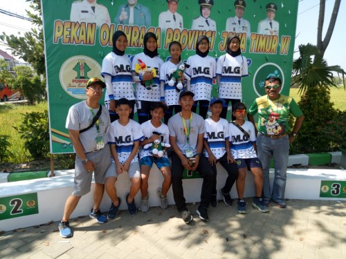 Atlet Perserosi saat berfoto bersama di podium +Humas KONI Kota Malang)