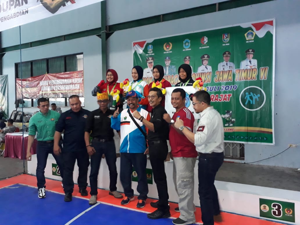 Atlet Tarung Drajat Kota Malang (tiga dari kanan atas) saat berfoto usai penyerahan medali (Humas KONI Kota Malang)
