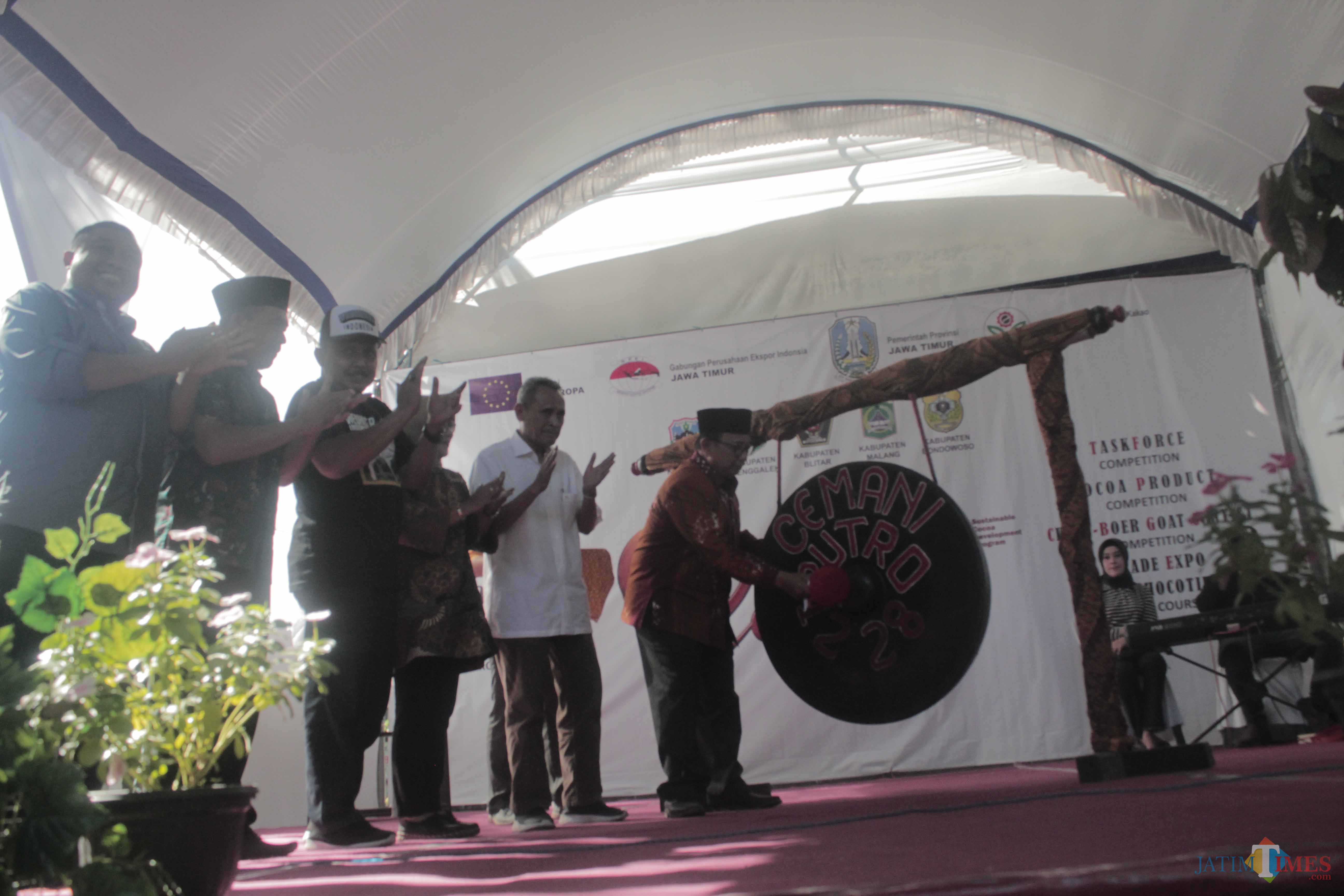 Bupati Blitar Rijanto membuka Blitar Cocoa Festival 2019 di Desa Kemloko.(Foto : Aunur Rofiq/BlitarTIMES)