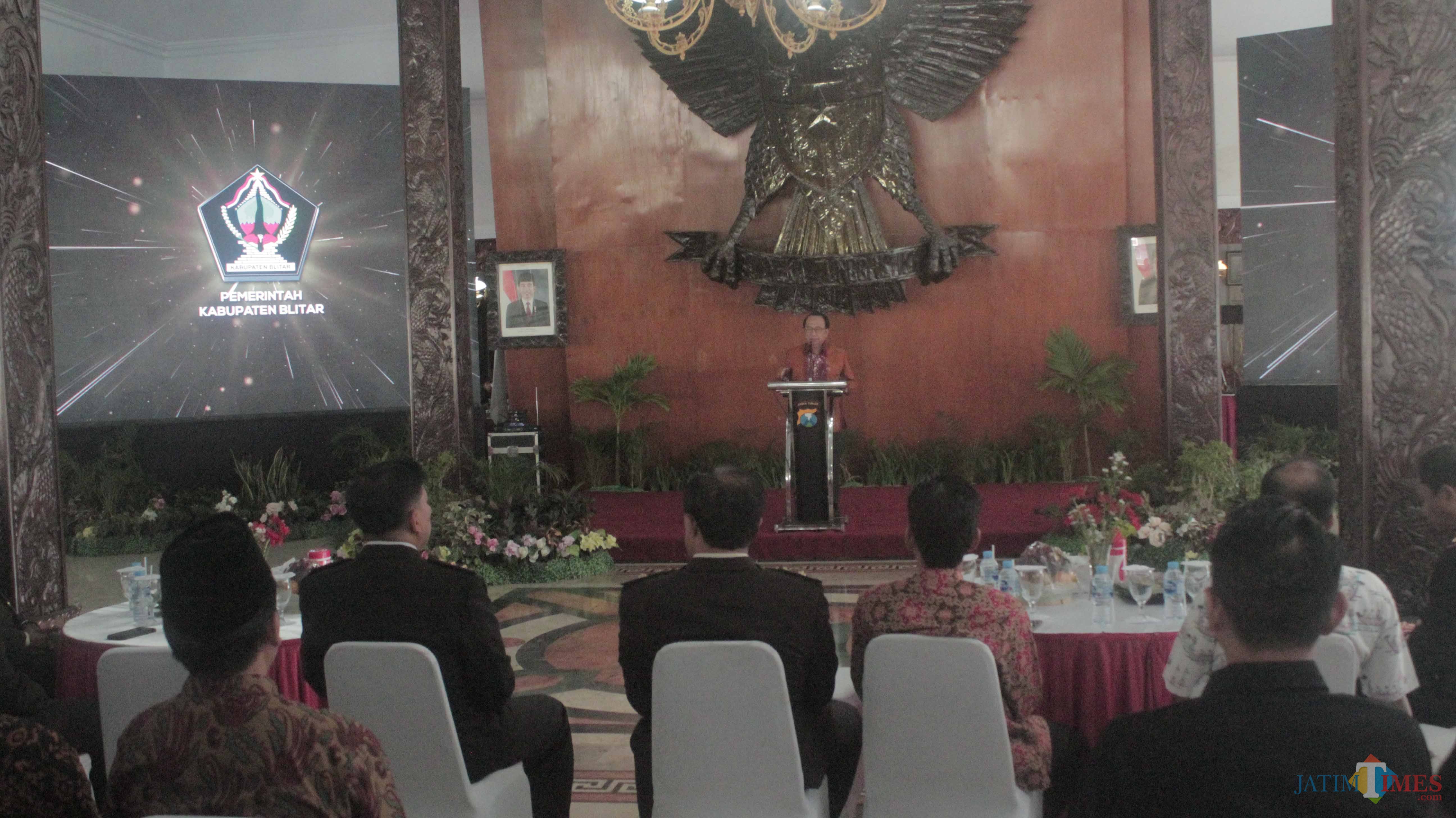 Bupati Blitar Rijanto saat menyampaikan sambutan di resepsi HUT Bhayangkara yang digelar Polres Blitar Kota (Foto : Aunur Rofiq/BlitarTIMES)