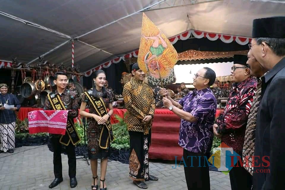 Bupati Blitar membuka pagelatan wayang kulit semalam suntuk di Penataran.(Foto : Malik Naharul/BlitarTIMES)