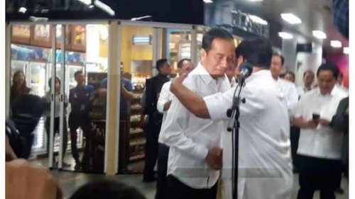 Jokowi dan Prabowo berpelukan sembari berjabat tangan. (Foto: istimewa)