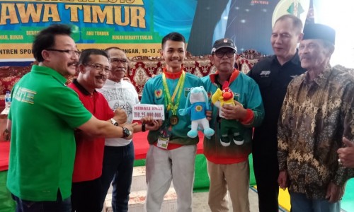 Ketua DPRD Kota Batu, Cahyo Edi Purnomo dan Wakil Wali Kota Batu Punjul Santoso saat memberikan bonus kepada peraih medali emas tarung drajat. (Foto: istimewa)