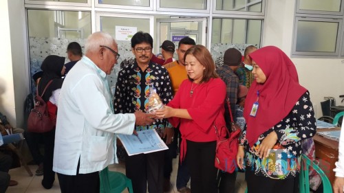 Ketua Tionghoa Situbondo saat menyerahkan cindramata (Foto Sony Haryono / SitubondoTIMES)