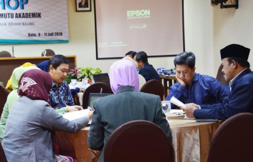Para dosen Psikologi UIN Malang mengikuti workshop Penyusunan Standar Mutu Akademik Fakultas Psikologi. (Foto: Humas)