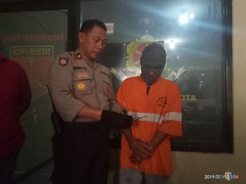 Pelaku yang beberapa waktu berhasil ditangkap Polisi bersama warga (Anggara Sudiongko/MalangTIMES)