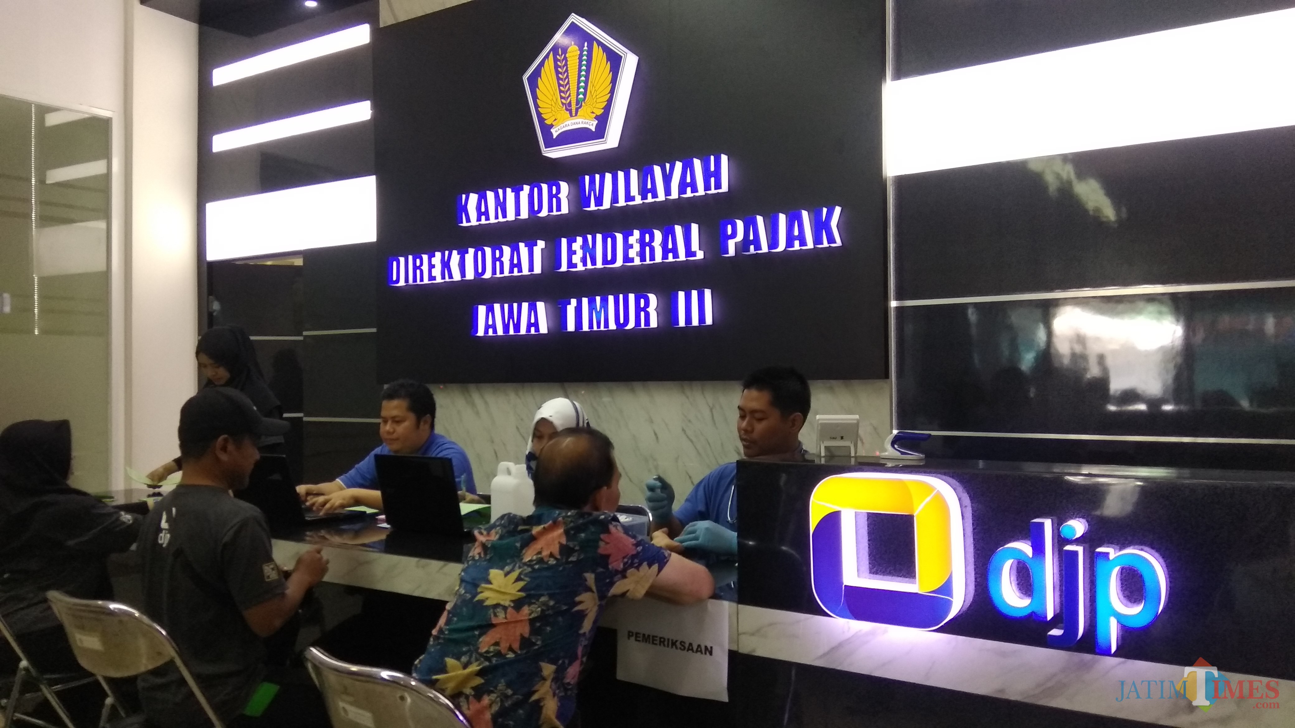 Pelayanan pembayaran pajak di Kantor Wilayah DJP Jatim III di Kota Malang. (Foto: Nurlayla Ratri/MalangTIMES)