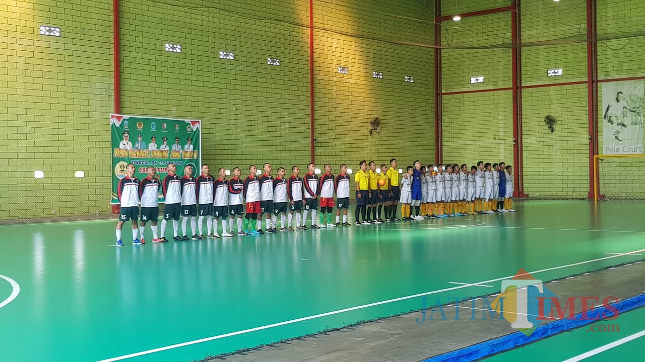 Tim Kota Surabaya dan Kota Malang saat bernyanyi lagu Bagimu Negeri sebelum pertandingan (Hendra Saputra)