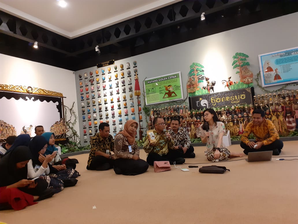 UPT PPU saat mengenalkan Kopi Tulang ke Direktur Pelestarian Cagar Budaya dan Permuseuman, Fitra Arda (UPT PPU)