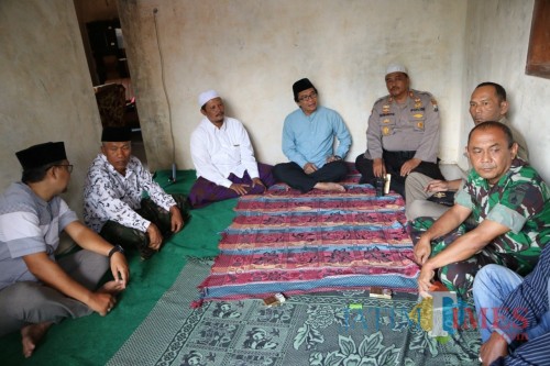 Wakil Bupati Jember Drs. KH. Muqit Arief didampingi Muspika Sumberbaru saat takjiah dirumah duka (foto : istimewa / JatimTIMES)