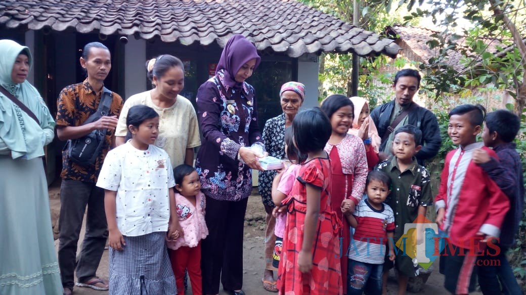 Warga Desa Sumberagung Sumberjambe saat menerima bingkisan alat tulis dari Bupati Jember (foto : istimewa / JatimTIMES)