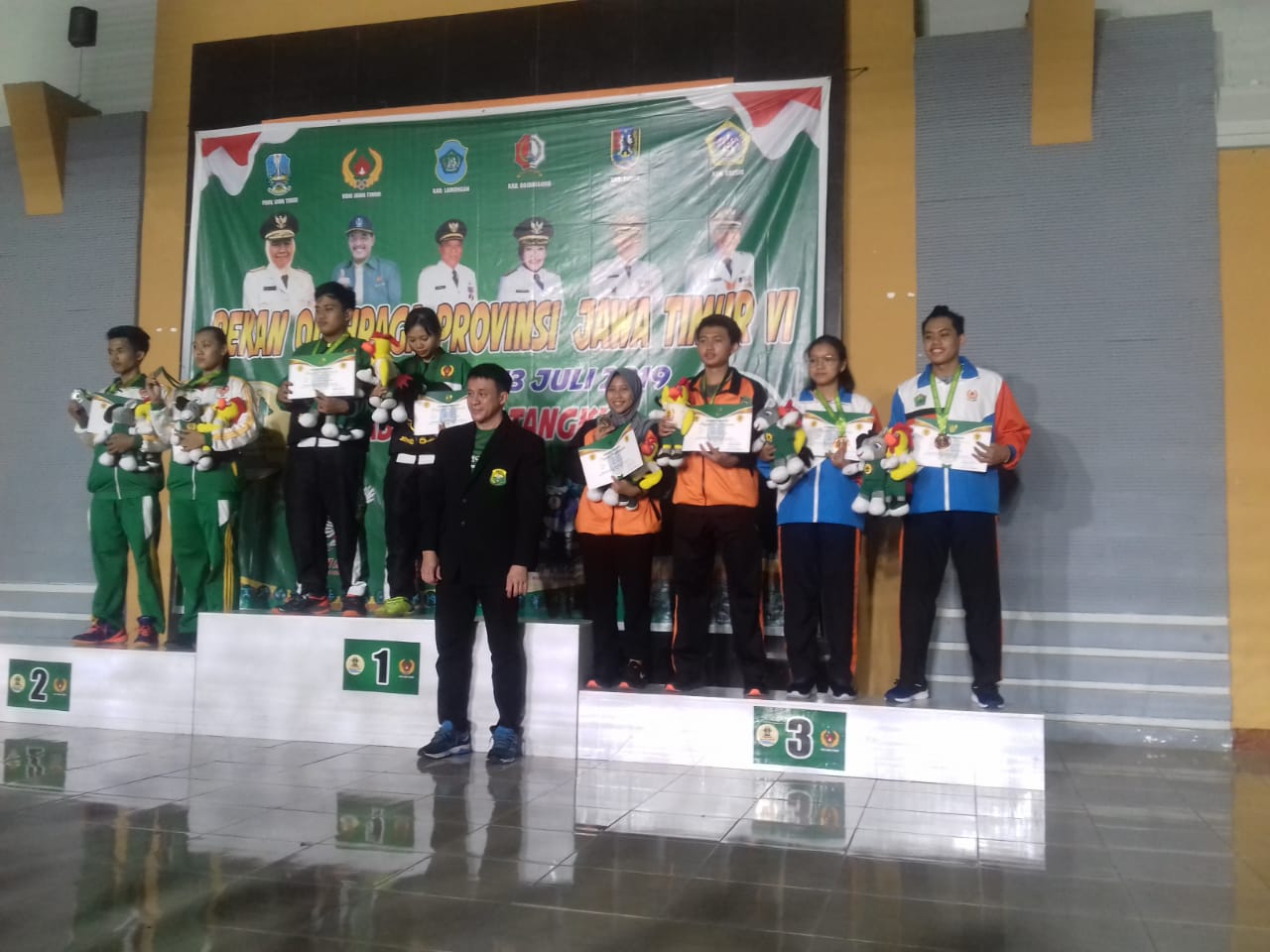 Atlet ganda campuran Kota Malang (paling kanan) saat penyerahan medali (PBSI for MalangTIMES)