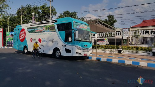 Bus KPK Parkir di depan Kantor Wali Kota Jalan Panglima Sudirman Kota Probolinggo (Agus Salam/Jatim TIMES)
