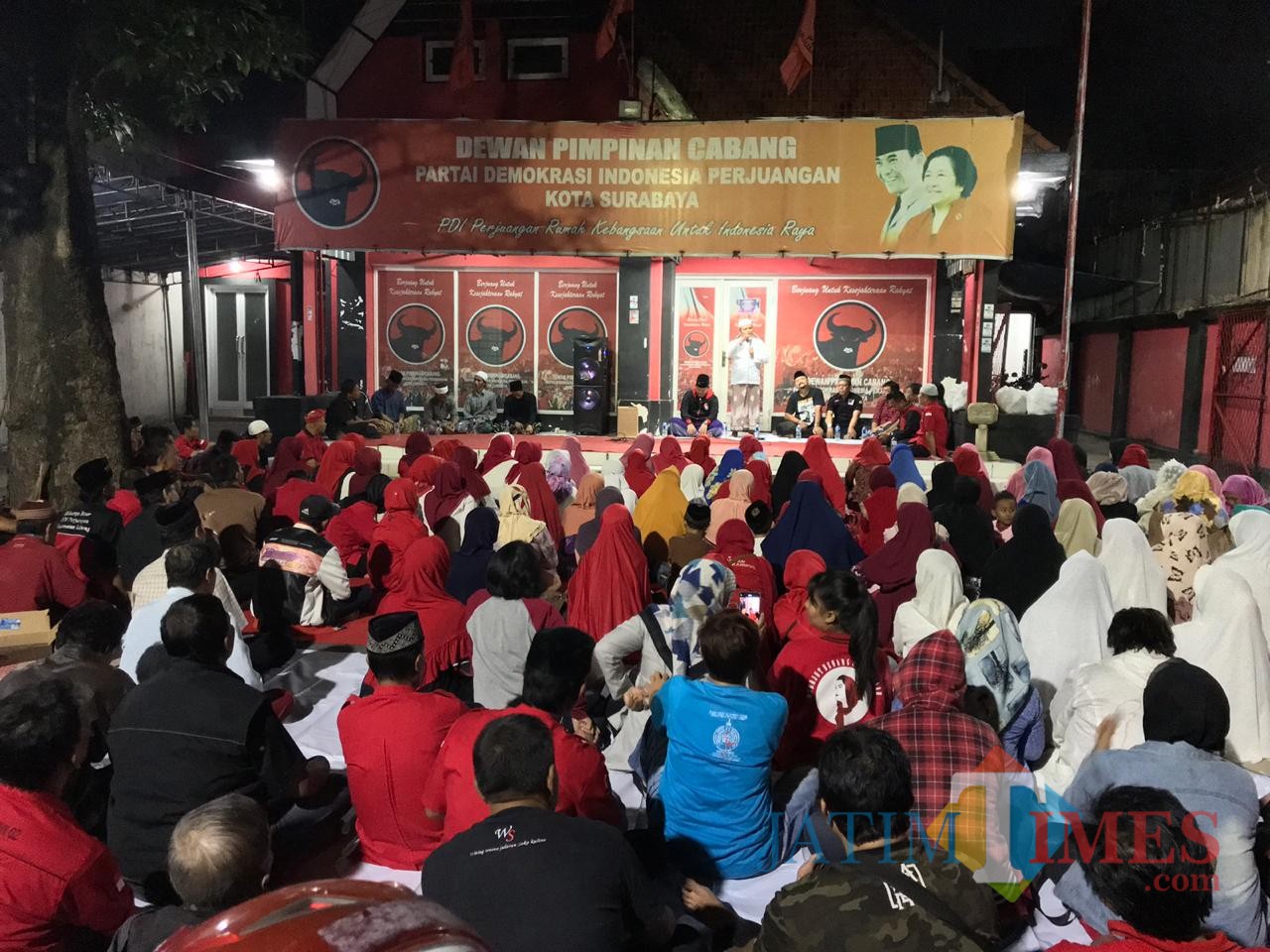 Istighotsah yang digelar di kantor DPC PDIP Surabaya.