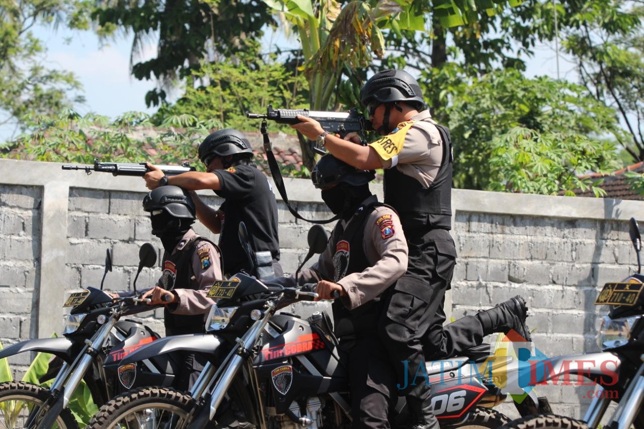 Kapolres Lumajang ikut serta dalam latihan ini (Foto : Moch. R. Abdul Fatah / Jatim TIMES)